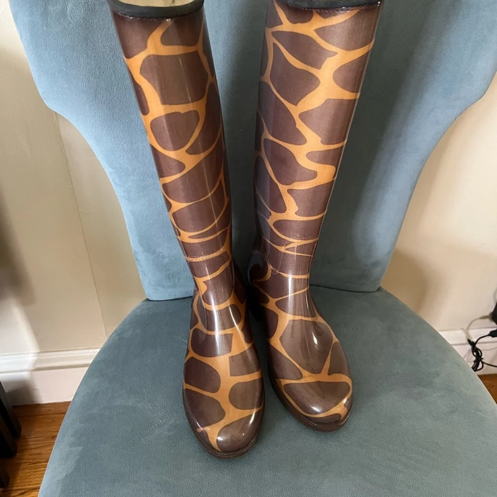 DAV Rain Boots size 6/7
